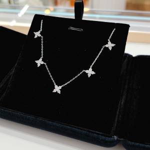 18K白金鑽石小花頸鍊 18K white gold diamond necklace