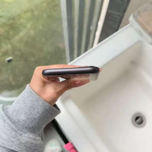iPhone 11 128G 港行黑色，健康度100%，使用流暢。