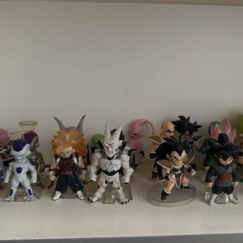 相片中所有龍珠玩具