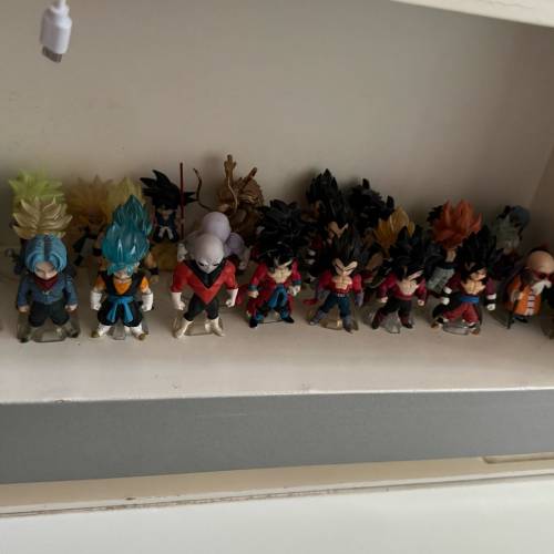 相片中所有龍珠玩具