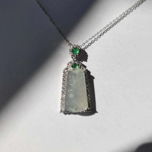 天然緬甸翡翠A玉高冰雪花棉無事牌（925銀鑲）