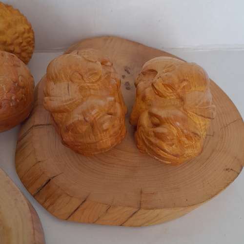 十件崖柏小擺件如照片顯示，清貨價共售300元，歡迎出價即走，崖柏具有濃郁香味有驅...