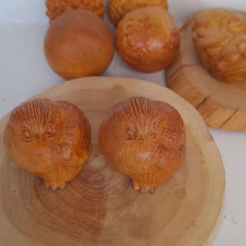 十件崖柏小擺件如照片顯示，清貨價共售300元，歡迎出價即走，崖柏具有濃郁香味有驅...