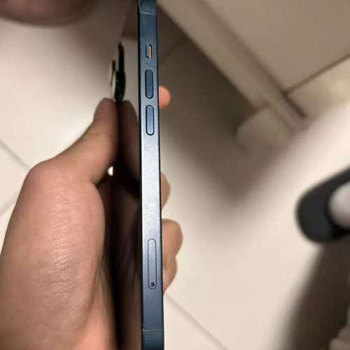 Apple iPhone 13 512G ， 6.1寸大螢幕，電池效能87 ％，功能全部正常運作，已貼貴價...