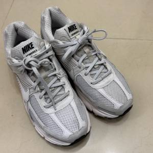NIKE ZOOM VOMERO 5