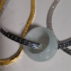 翡翠A玉戒指14mm闊，內徑二十mm.圓滑好水頭。加配六條十六吋粗銅頸鏈。清理存貨全部...