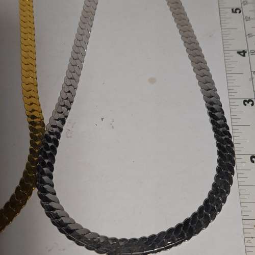 一手四條粗銅頸鏈約十六吋，清貨價共售一百五十元。no.17.3.25