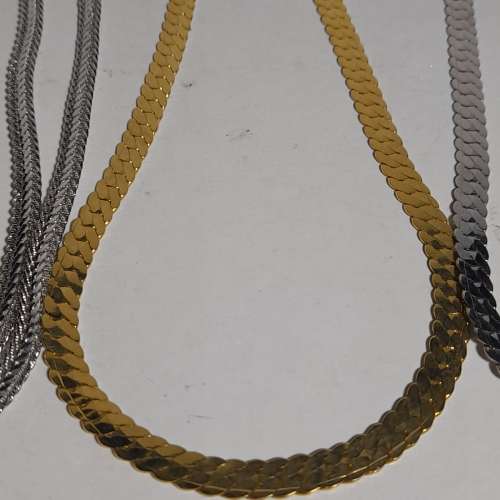 一手四條粗銅頸鏈約十六吋，清貨價共售一百五十元。no.17.3.25