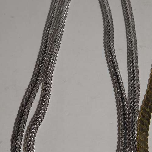 一手四條粗銅頸鏈約十六吋，清貨價共售一百五十元。no.17.3.25