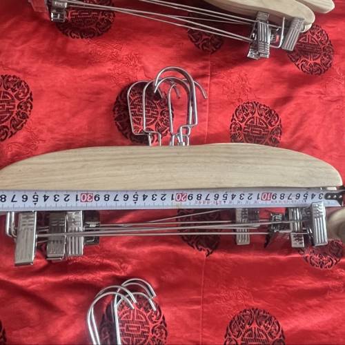 香樟木防霉防蟲衣架Cypress wood anti-mold and anti-insect clothes hanger