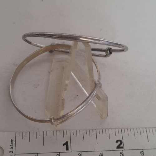 一手兩隻小童純銀手鈪，共售二百五十元，單一隻一百五十元。no.17.3.25