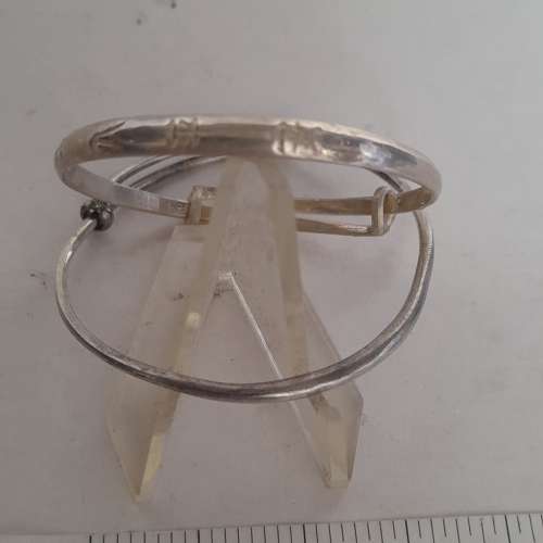 一手兩隻小童純銀手鈪，共售二百五十元，單一隻一百五十元。no.17.3.25