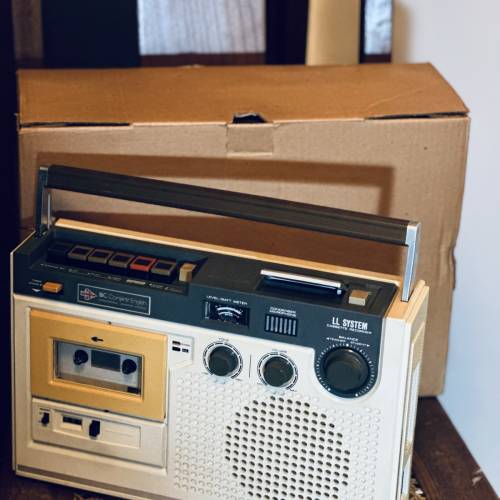 出售Toshiba 手提cassette －部， 型號KT-284L，可用100v或9v火牛，駁電只有摩打聲...