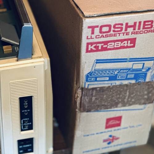 出售Toshiba 手提cassette －部， 型號KT-284L，可用100v或9v火牛，駁電只有摩打聲...
