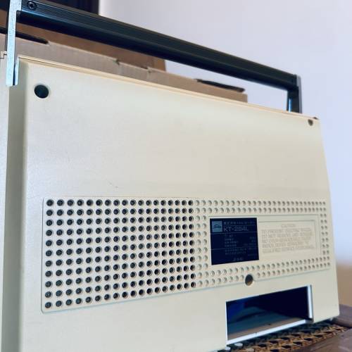 出售Toshiba 手提cassette －部， 型號KT-284L，可用100v或9v火牛，駁電只有摩打聲...