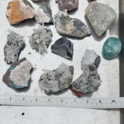 十五件天然水晶/半寶石原石，共售三百八十元，歡迎洽商，香港西營盤地區交收即走。...
