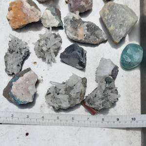 十五件天然水晶/半寶石原石，共售三百八十元，歡迎洽商，香港西營盤地區交收即走。...