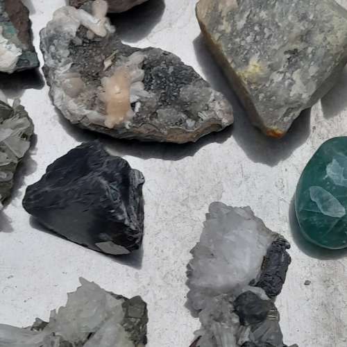 十五件天然水晶/半寶石原石，共售三百八十元，歡迎洽商，香港西營盤地區交收即走。...