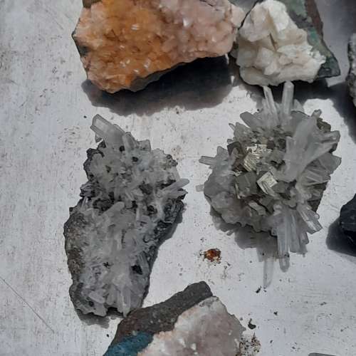 十五件天然水晶/半寶石原石，共售三百八十元，歡迎洽商，香港西營盤地區交收即走。...