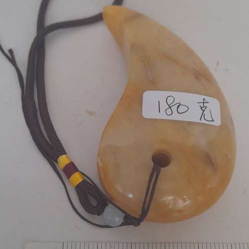 天然黃玉石，生命之源蝌蚪形，長約四吋重一百八十克。圓滑好手感，多用途可以做按摩...