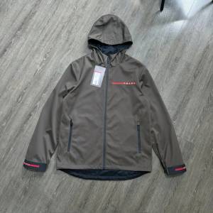 全新Prada新款Goretex外套