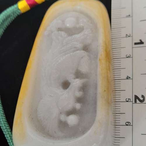 翡翠A玉，鳳手把件/吊件，約72x42x16mm.略帶淺黃色調，鳳是祥瑞化身，佩帶及收藏佳...