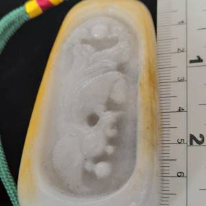 翡翠A玉，鳳手把件/吊件，約72x42x16mm.略帶淺黃色調，鳳是祥瑞化身，佩帶及收藏佳...