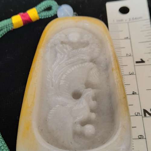 翡翠A玉，鳳手把件/吊件，約72x42x16mm.略帶淺黃色調，鳳是祥瑞化身，佩帶及收藏佳...