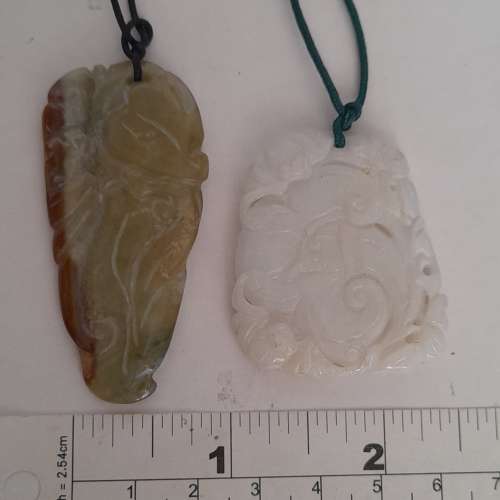一手2件翡翠A玉雙面雕刻吊咀，如意/蝠鼠古舊工。共售200元，單件150元。西營盤地區...