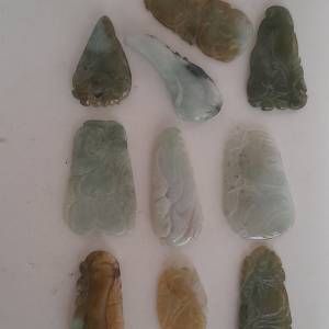 一手十件翡翠A玉雙面雕刻吊咀，古舊工。一手走清貨價十件共售390元，單件一百六十元...