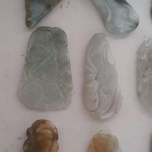 一手十件翡翠A玉雙面雕刻吊咀，古舊工。一手走清貨價十件共售390元，單件一百六十元...