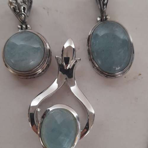 一手三隻海藍寶鑲嵌純銀吊墜，共售五百五十元 ，單一隻二百五十元，每款加送廿四寸...