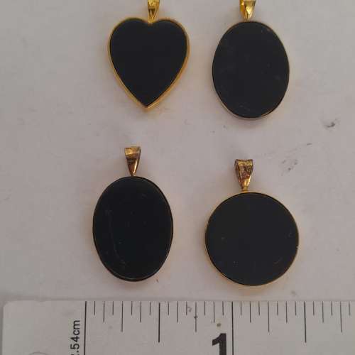 一手四隻半寶石拼圖鑲嵌純銀鍍金吊墜，多年前古舊存貨，共售380元 ，單一隻150元，...