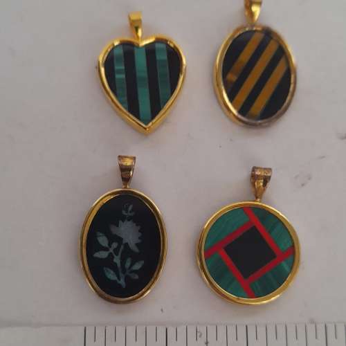 一手四隻半寶石拼圖鑲嵌純銀鍍金吊墜，多年前古舊存貨，共售380元 ，單一隻150元，...