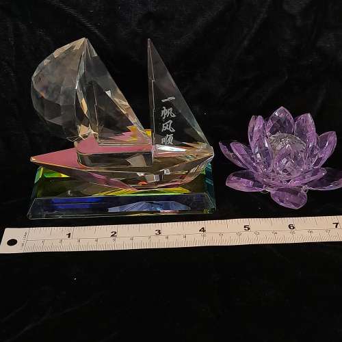 半價清理存貨。一手兩件水晶4.5寸一帆風順及3寸蓮花擺件，原價七百元現售三百五十元...