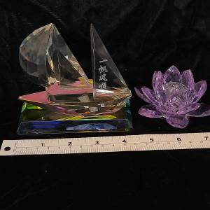 半價清理存貨。一手兩件水晶4.5寸一帆風順及3寸蓮花擺件，原價七百元現售三百五十元...