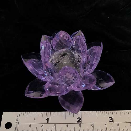 半價清理存貨。一手兩件水晶4.5寸一帆風順及3寸蓮花擺件，原價七百元現售三百五十元...