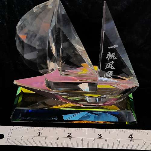 半價清理存貨。一手兩件水晶4.5寸一帆風順及3寸蓮花擺件，原價七百元現售三百五十元...