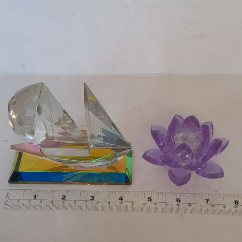 半價清理存貨。一手兩件水晶4.5寸一帆風順及3寸蓮花擺件，原價七百元現售三百五十元...