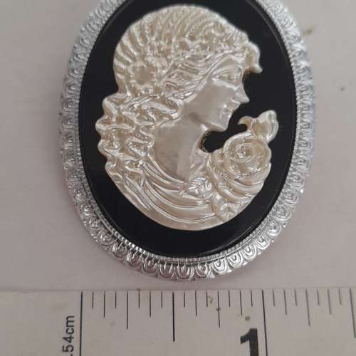 歐洲進口貝殼美女心針，精工雕刻，40x30mm.no.22.3.25