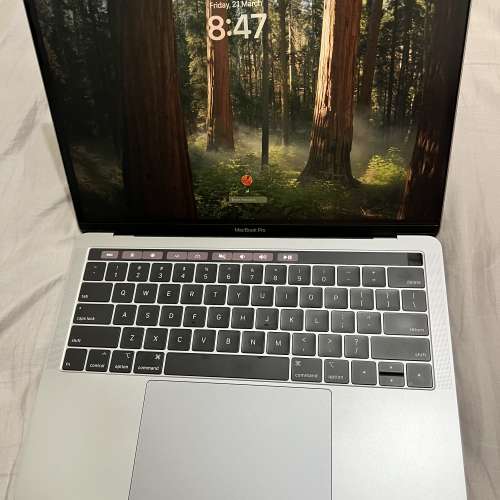 MacBook Pro 2019 13” i7 16GB Ram 500GB SSD.