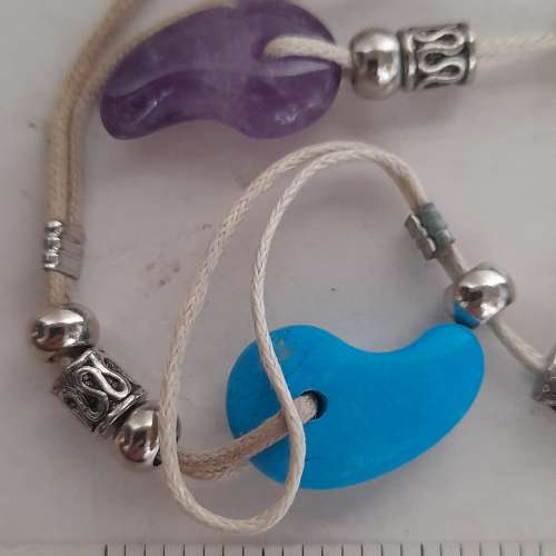 一手十八條紫晶松石等腰果型電話繩，或作其他小吊件用。18件共售一百五十元。no.23...