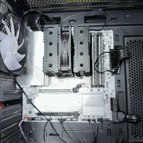 電腦主機