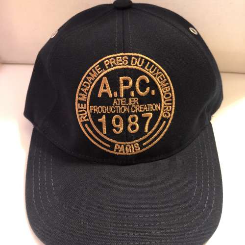 正版全新 A.P.C.深藍/軍藍色全棉料Cap帽，刺繡logo，背後配可調校扣