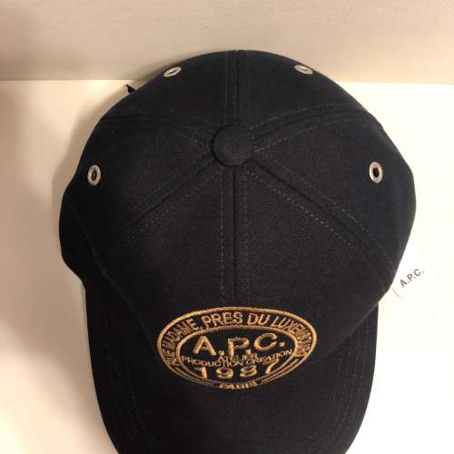 正版全新 A.P.C.深藍/軍藍色全棉料Cap帽，刺繡logo，背後配可調校扣