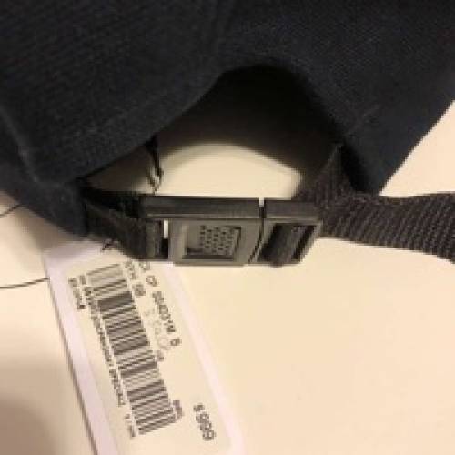 正版全新 A.P.C.深藍/軍藍色全棉料Cap帽，刺繡logo，背後配可調校扣