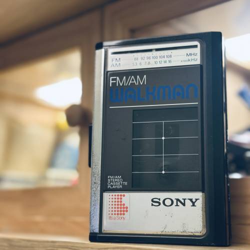 出售Sony Walkman －部，型號WM-F31,外觀75%新，收音機正常，cassette唔得，有意請p...