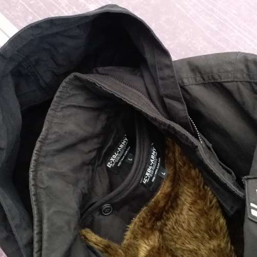 90% 新 izzue IZ-X04-ARMY 男裝黑色有帽厚褸 L 碼