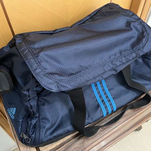 90% 新 adidas 中型行李袋