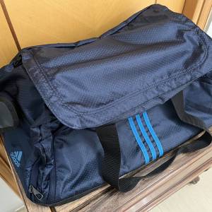 90% 新 adidas 中型行李袋